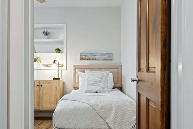 Building Photo - 105 NE 3rd St