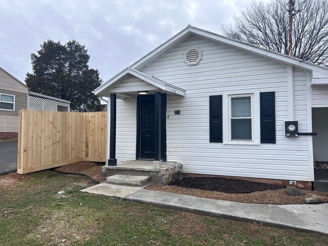 Building Photo - 2 bedroom 1 bath located in the heart of G...