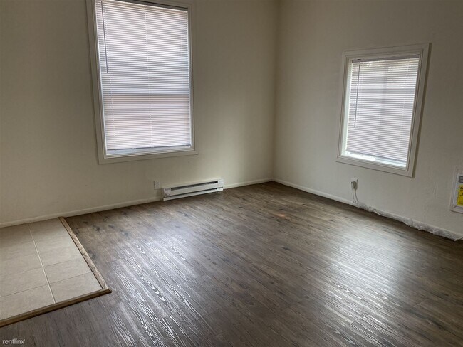 Building Photo - 2 br, 1 bath House - 415 E 10th St