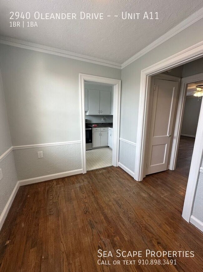 Building Photo - 2940 Oleander Dr