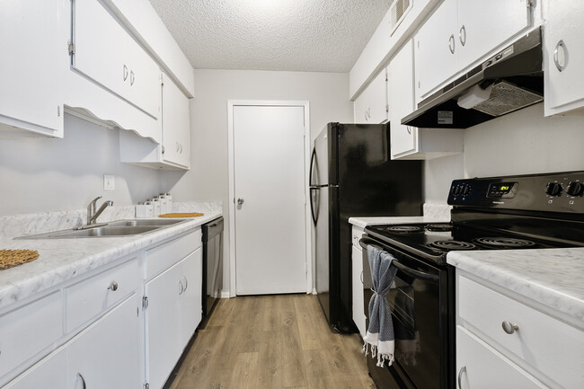 Kitchen - Riverbanks Retreat