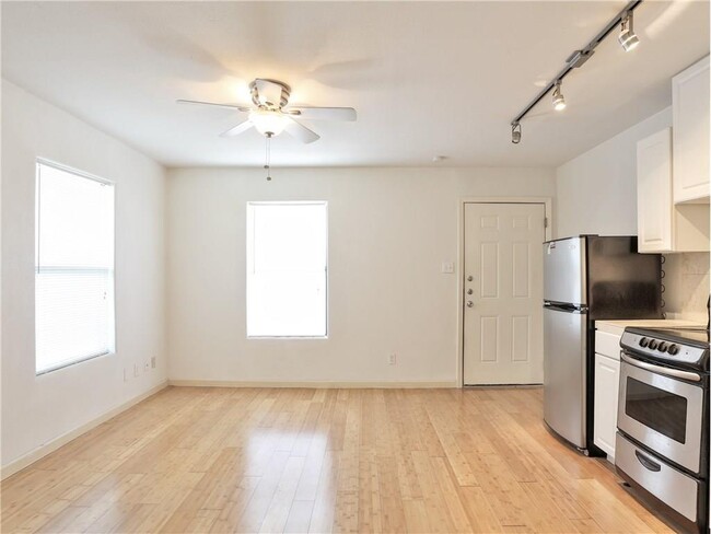 Building Photo - 210 W 38th St