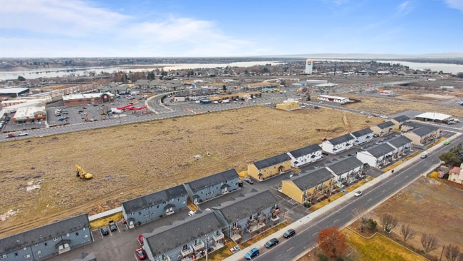 Building Photo - 2637 W Marina Dr