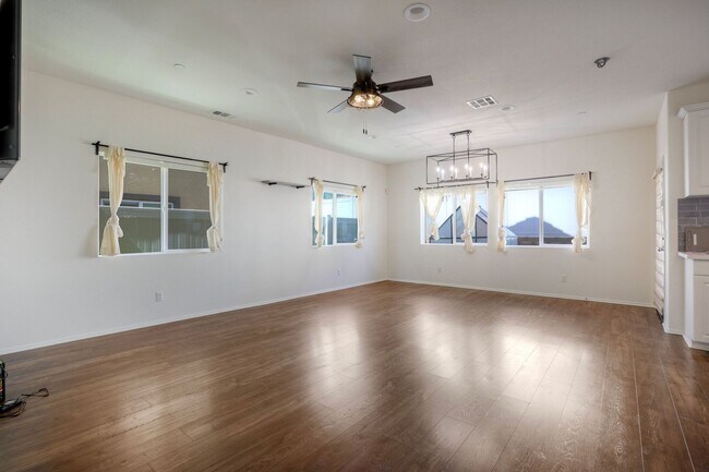 Foto del edificio - Beautiful Horse Creek Ridge Spacious 3 Bed / 2.5 Bath Home in Fallbrook with Solar