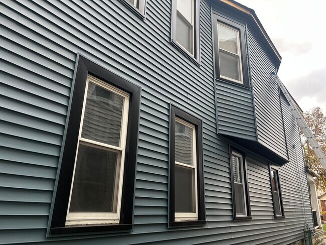 Vista lateral del acceso a la entrada del patio y al estacionamiento. - 79 Florida St