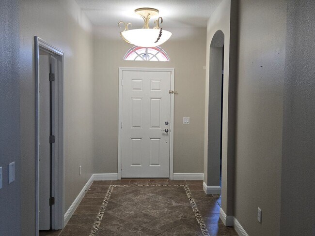Foto del edificio - Freshly Painted 4BR/2BA Pool Home with Screened Pool & Spa – Move-In Ready!