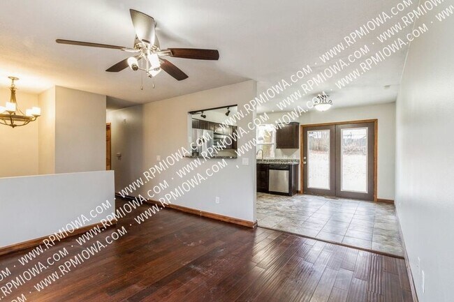 Building Photo - LARGE PRIVATE YARD!! 3 Bedroom, 1 Bath Hom...