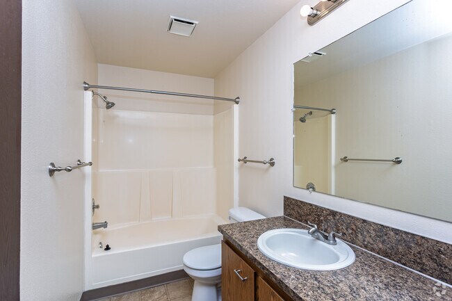 1 habitación, 1 baño - 667 pies cuadrados - Baño - Julia Manor