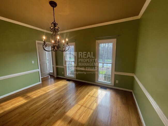 Foto del edificio - Stately 3Bd/2.5Ba Home w/ Bonus room in Re...