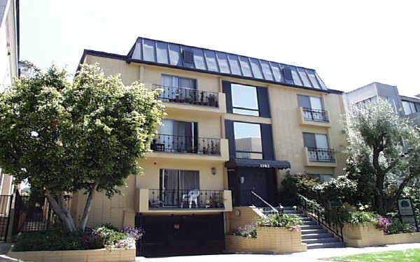 Foto del edificio - 1382 Kelton Ave