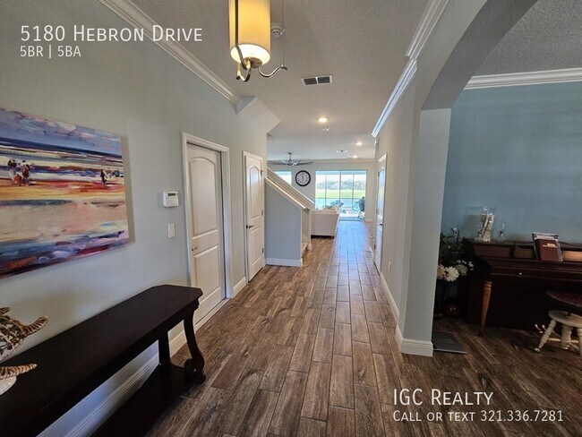 Foto del edificio - Luxury Lakefront Living with  Movie Room i...