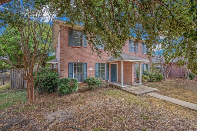 Building Photo - Available August 2026!  3 Bedroom 3 Bathroom Duplex with Yard Close to Campus/Bus Route!