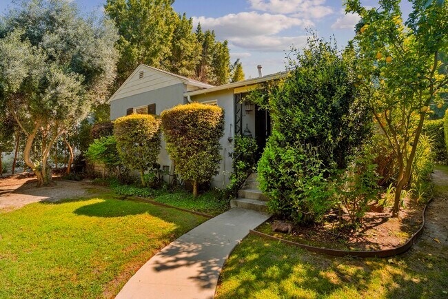 Jardín delantero - 4242 Van Nuys Blvd