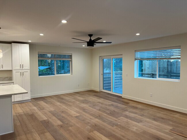 Foto del edificio - 8474 Golden Ridge Rd