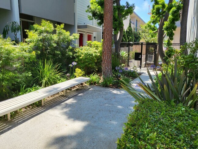 Building Photo - 4724 La Villa Marina