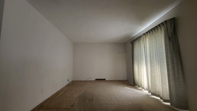 Building Photo - 4 bedroom 1.5 bath home North Side Springf...