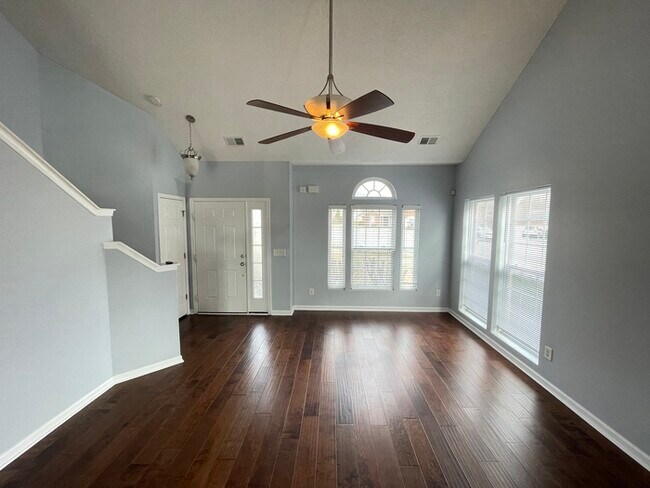 Building Photo - Jordan Ridge Bordeaux area home with bonus...