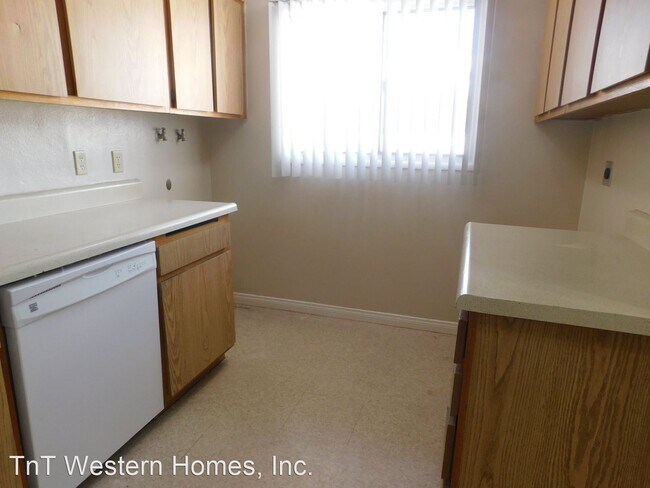 Building Photo - 2 br, 1 bath House - 325 Sahara Dr