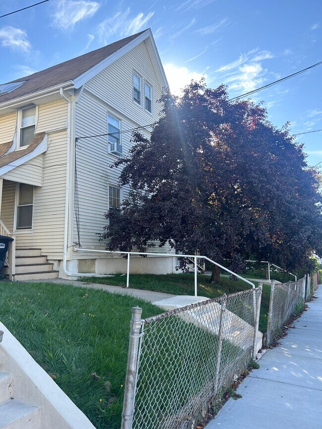Building Photo - 33 Carroll St