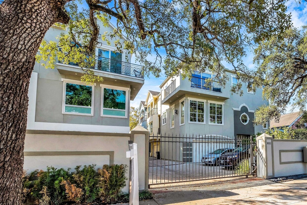 Primary Photo - 3011 Houston Ave