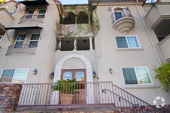 Primary Photo - 10740 Moorpark St