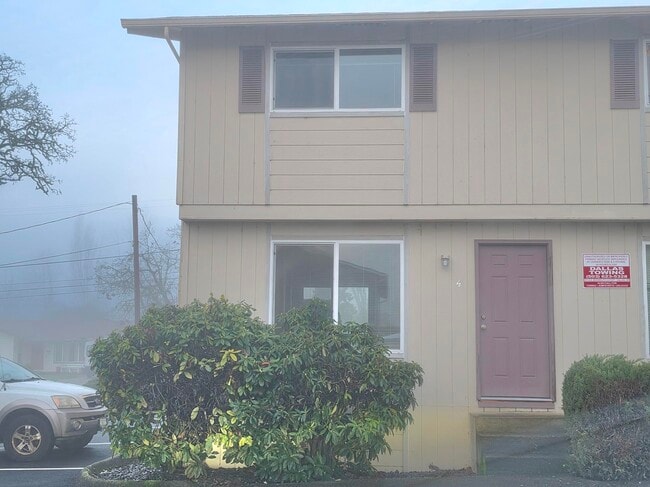 Building Photo - 121 NE Fern Pl