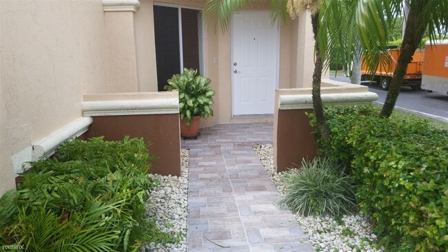 Building Photo - 3 br, 2.5 bath Townhome - Lago Mar Villas ...