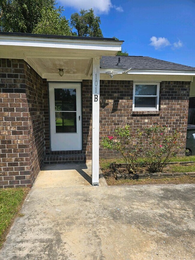 Building Photo - Lovely Summerville Home in desirable Schoo...