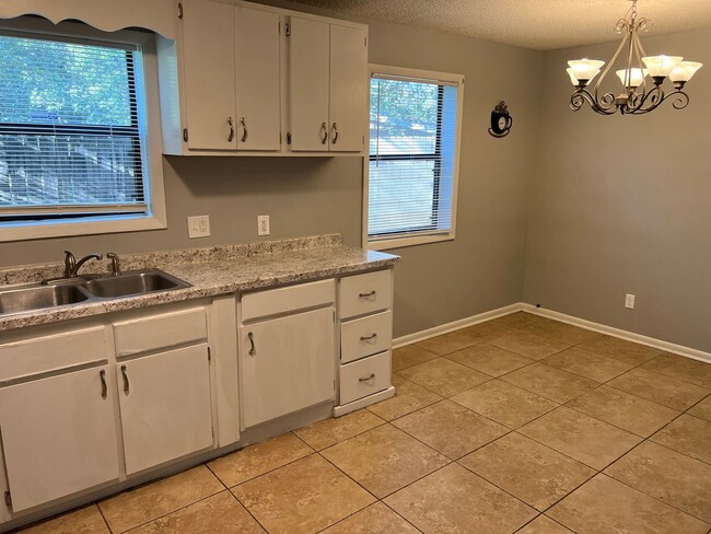 Building Photo - 3BR/2BA Home Available Immediately