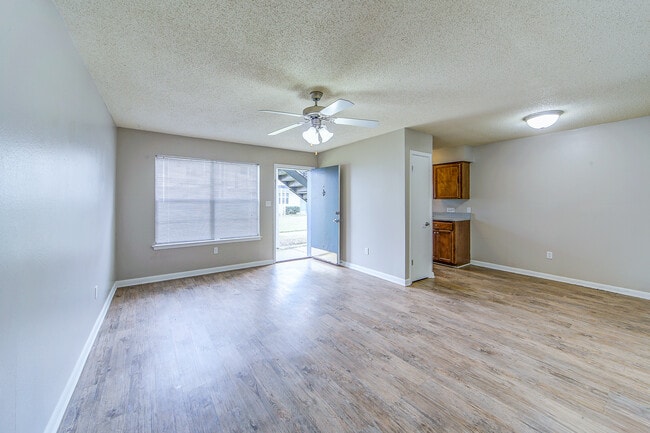 79505_hdp_edenpoint_flpn1_int_liv.jpg - Eden Point Apartments