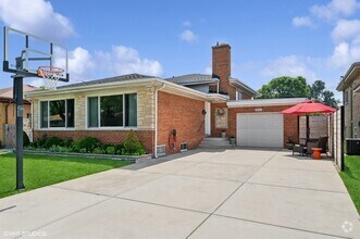 Building Photo - 5669 N Kerbs Ave