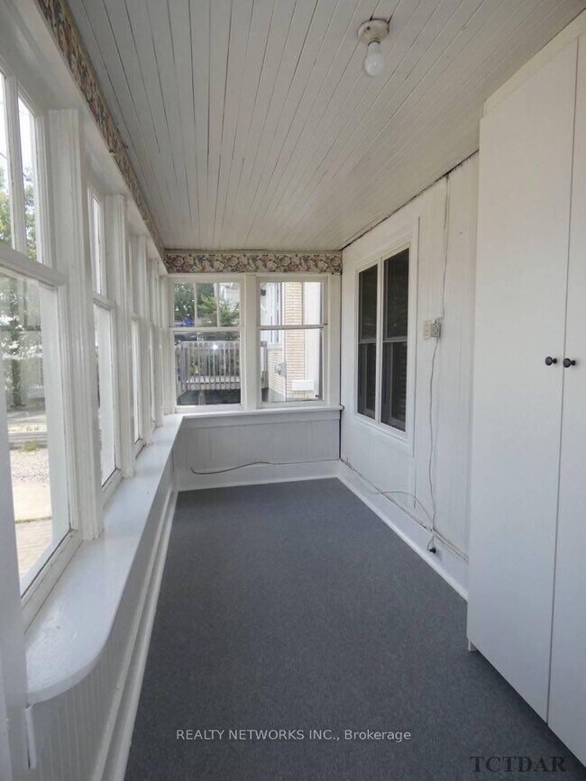 Photo du bâtiment - Charming 3 Bedroom Detached Home – $2,249/...