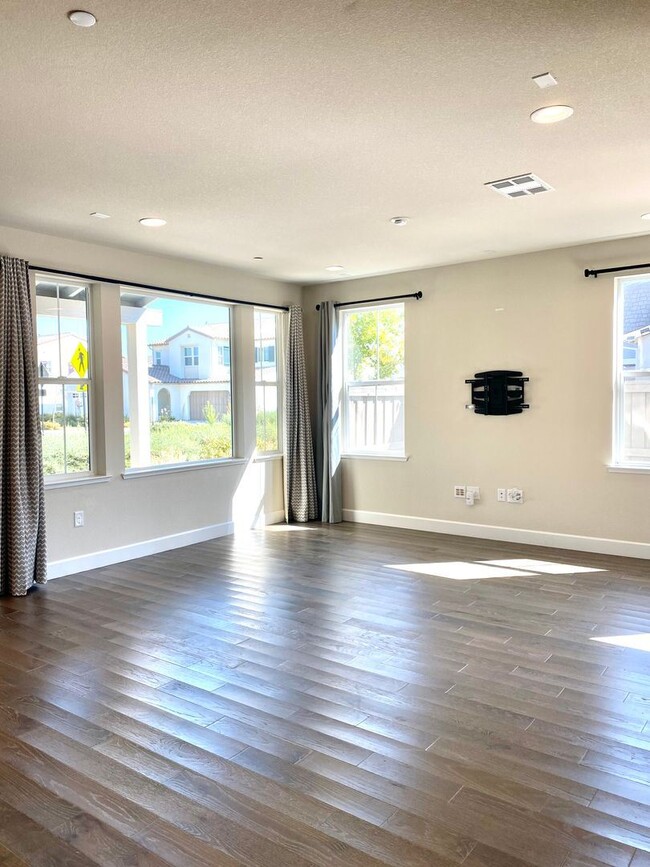Building Photo - 5 br, 3 bath House - 1910 Cannery Loop