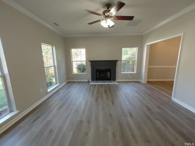 Foto del edificio - 329 Hallwood Ct