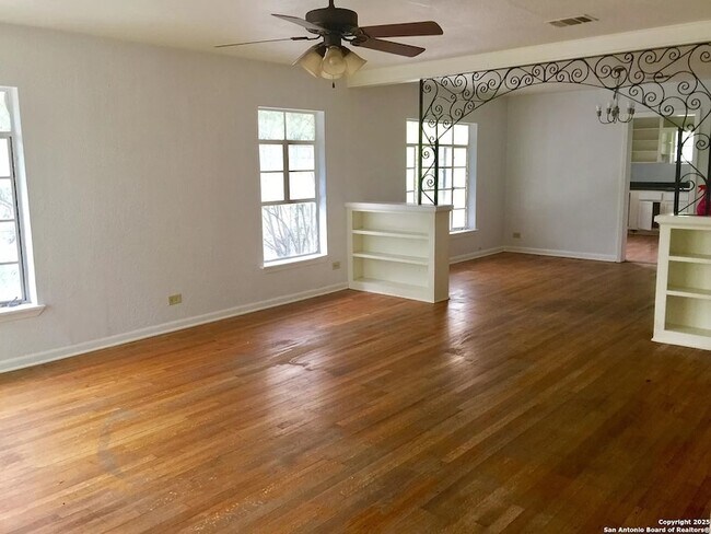 Foto del edificio - 2055 W Summit Ave.