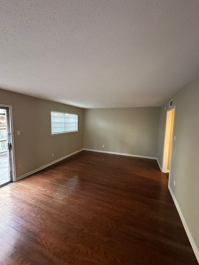 Building Photo - MOVE IN SPECIAL - 1/2 OFF FIRST FULL MONTHS RENT! 3br/3ba Condo Located in Jamestown. Community p...