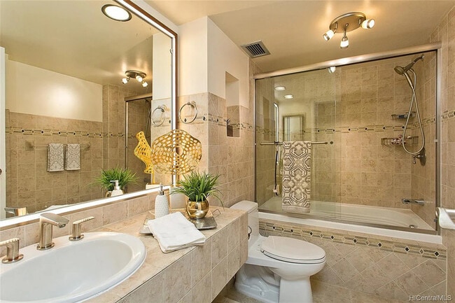 Building Photo - 1 bed 1 bath Amazing ocean, marina and mountain view unit.