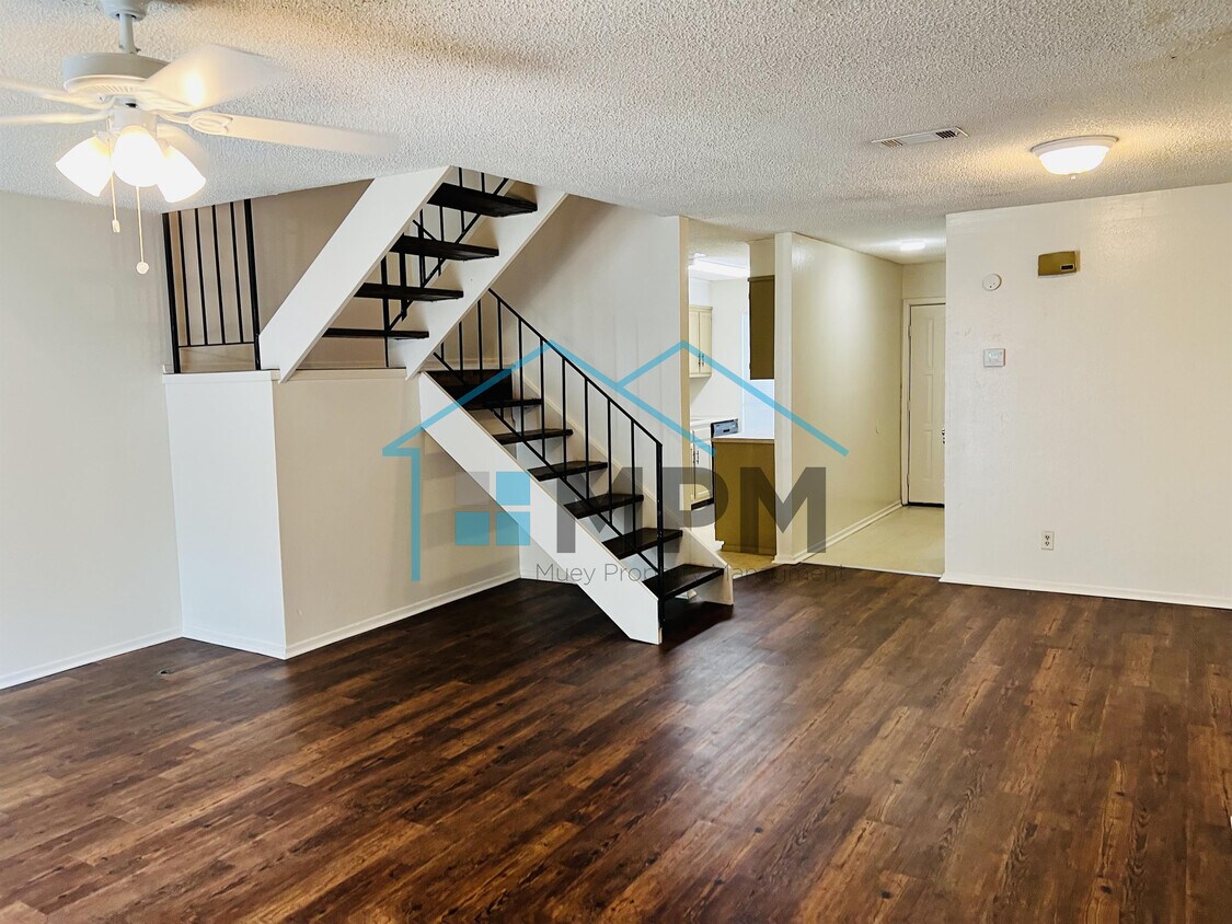 Primary Photo - 7 Briarwood Cir