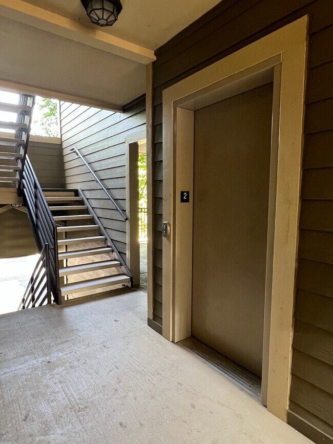 Utilice las escaleras o el ascensor. - 2100 Old Taylor Rd