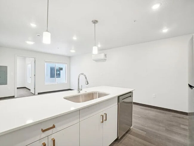 Building Photo - 500 Park view