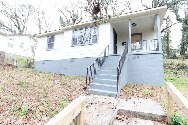 Building Photo - New On the Market - South Eastlake - Newly...