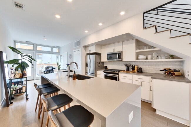 Building Photo - 2002 E 7th St