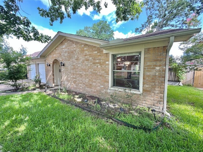 Building Photo - 1765 Hialeah Dr