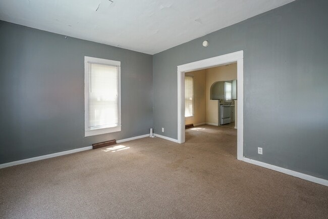 Building Photo - ***AVAILABLE AUGUST 2026*** 3 Bedroom by C...