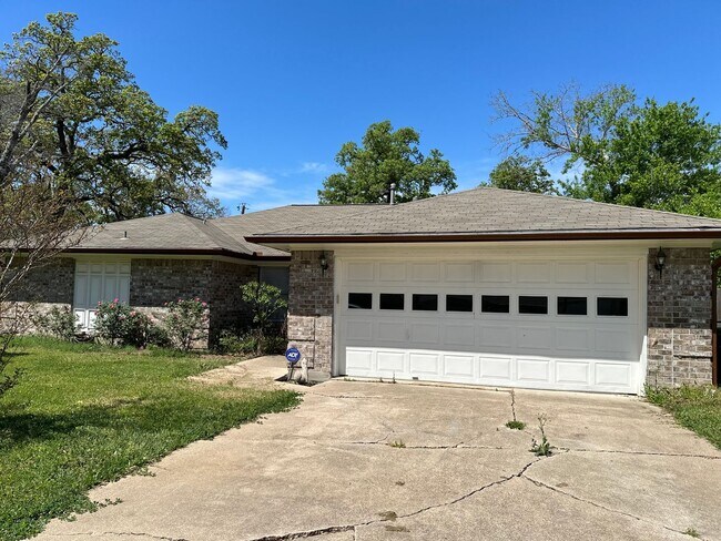 Foto del edificio - Take a look at this 4 bedroom 2 bath home