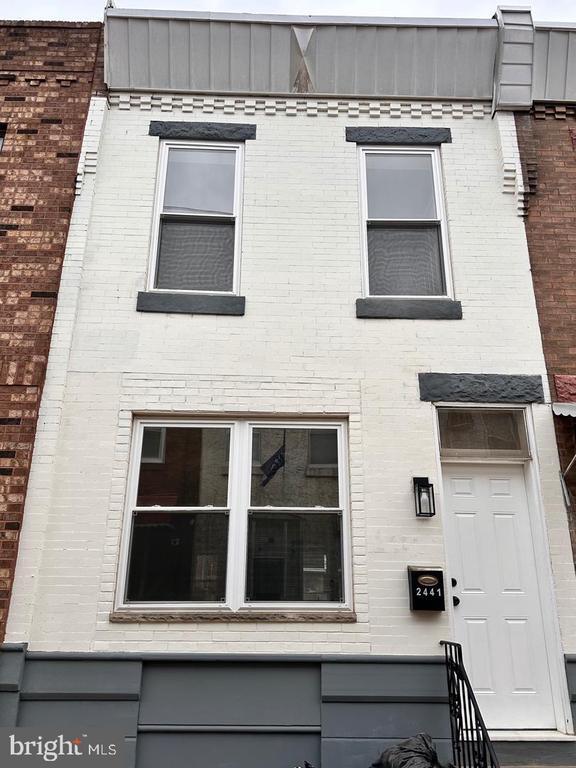 Primary Photo - 2441 S Darien St