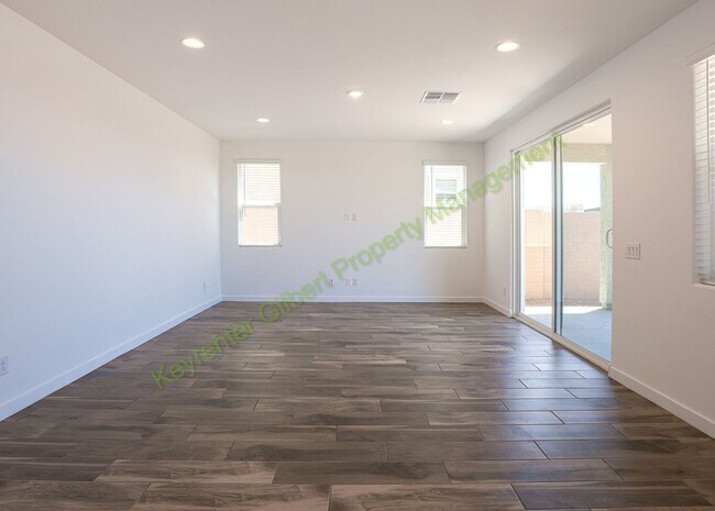 Foto del edificio - Pet Friendly 5 bed/3 bath in the Hawes Crossing Community of East Mesa