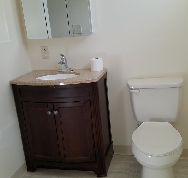 Baño - 23-27 W Cuthbert Blvd