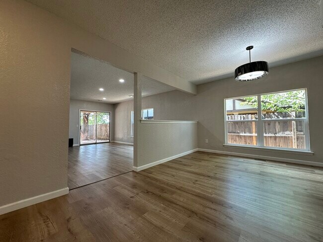 Foto del edificio - 8915 N Rockwell Dr