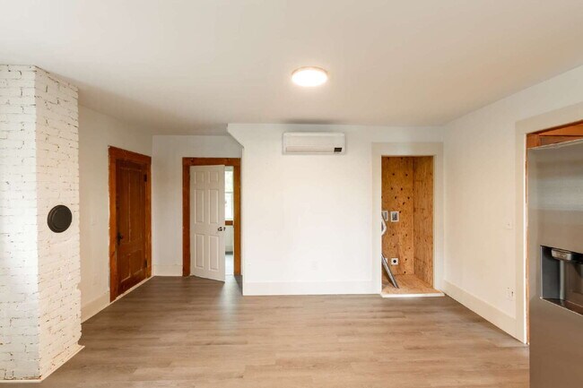 Foto del edificio - Walk to Downtown Norway from This Bright, Beautifully Renovated First-Floor Apartment